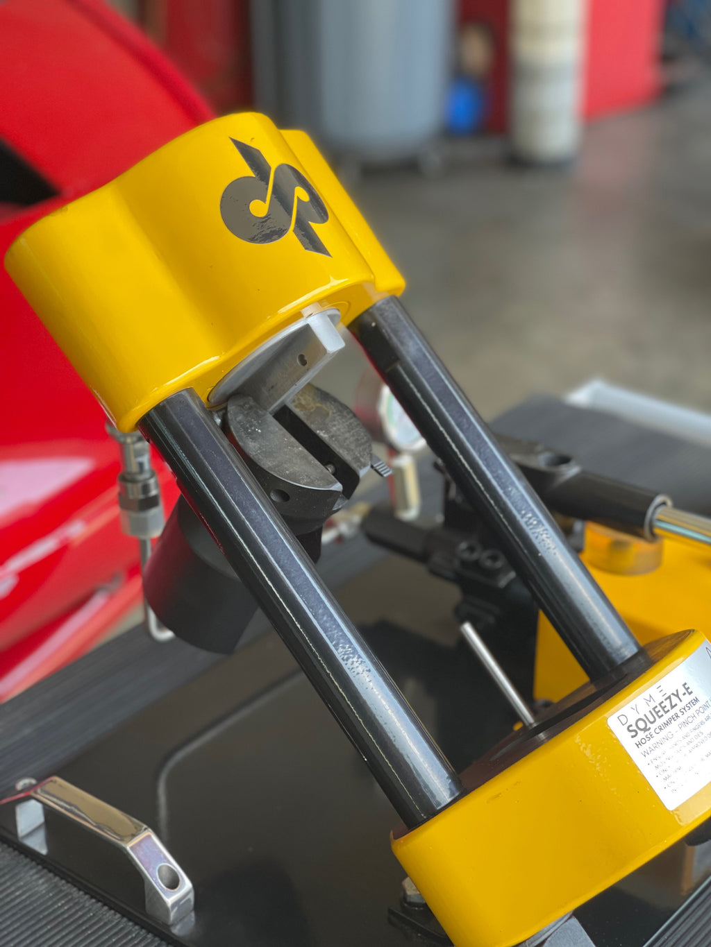 Dyme PRO/SPEC AN Adapters crimping tool in action