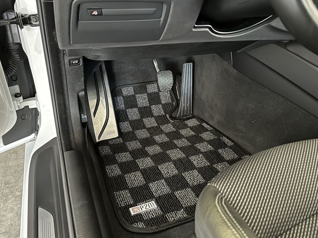 P2M Checkered Floor Mats - BMW F82 4-Series Coupe (2014-2019) - P2-CPTF82FRDG-TP