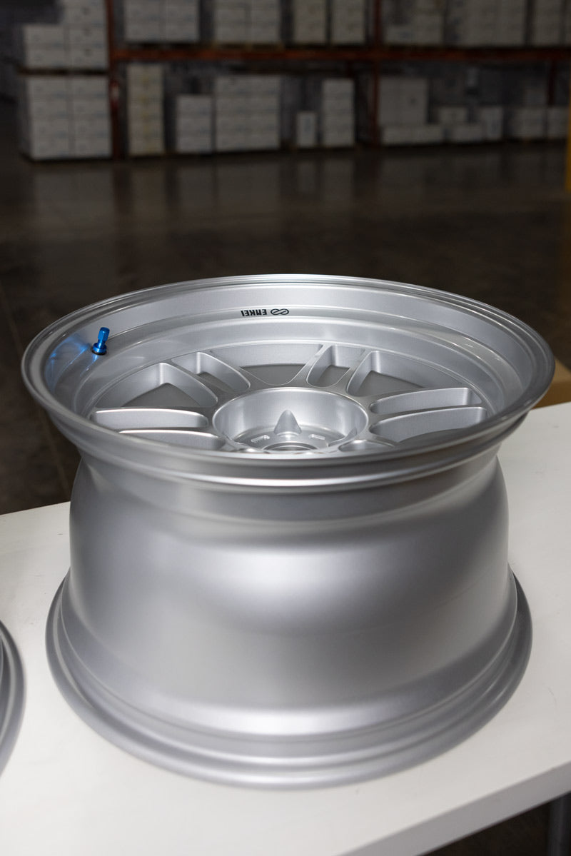 Enkei RPF1RS deep-lip detail