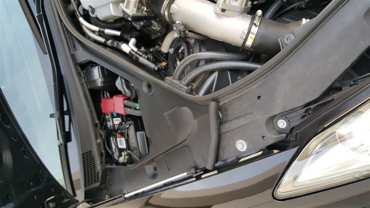 P2M Black Hood Dampers - Nissan R35 GT-R (2008+) - P2-BHDR35-TP